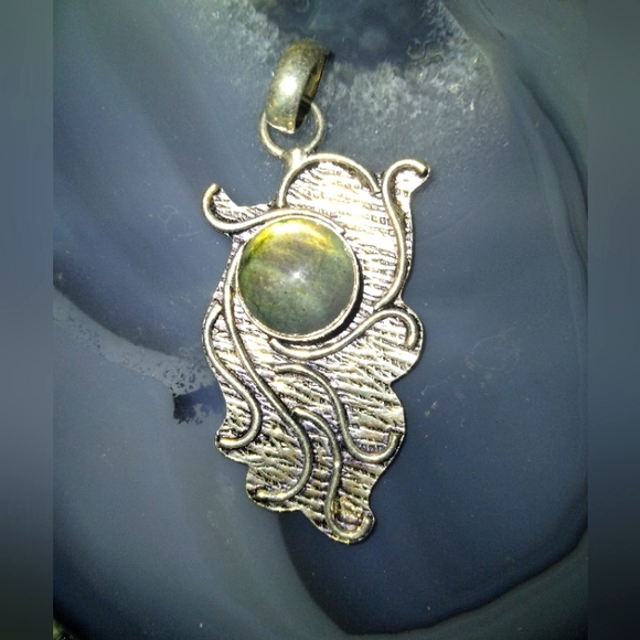 New Unisex Sterling Silver and Labradorite Octopus Pendant - Picture 2 of 3